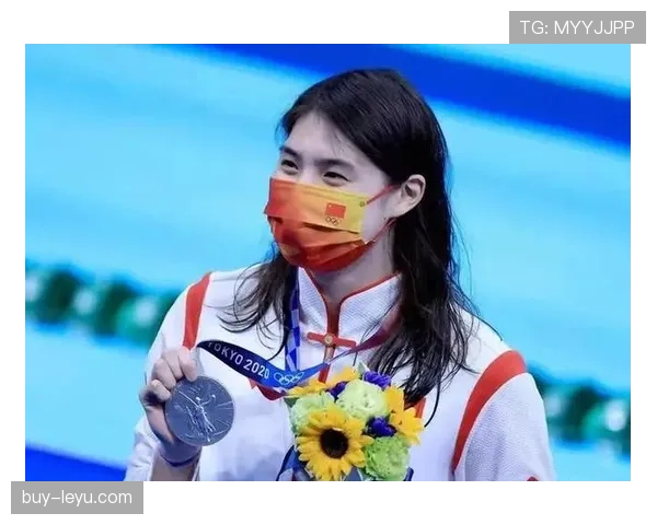 张雨霏赛场上像超人，下了水居然爱穿拖鞋逛街？